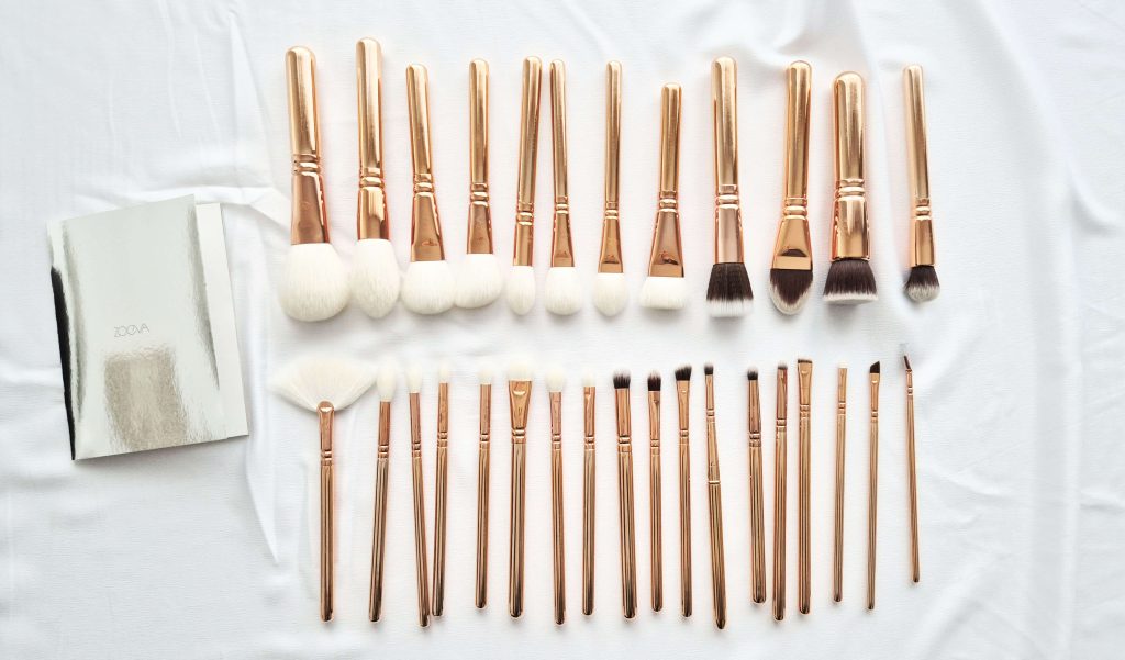Les 30 pinceaux du set Zoeva Rose Gold alignés pour le maquillage visage et yeux