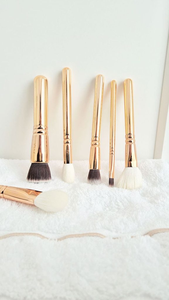 Séchage des pinceaux de maquillage après nettoyage sur une serviette