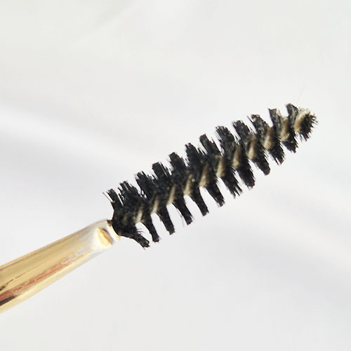 Brosse de maquillage en spirale pour discipliner les sourcils et séparer les cils.
