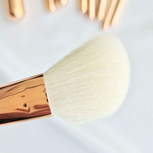 Pinceau biseauté pour application du blush et contouring.