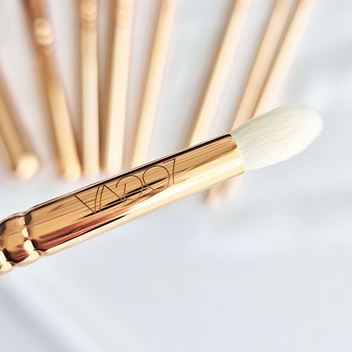 Pinceau pointu et souple pour définir le creux de l'œil.