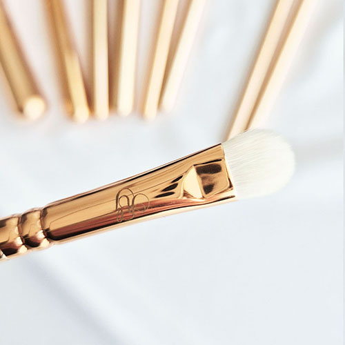 Pinceau plat pour appliquer les fards à paupières.