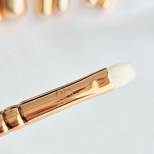 Très petit pinceau rond de précision pour le ras de cils.