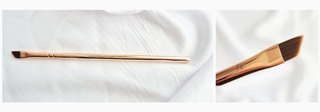 Pinceau biseauté pour dessiner une virgule d'eyeliner ou des poils de sourcils.