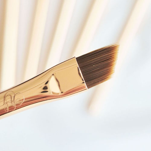 Pinceau biseauté ultra fin Zoeva 317 pour trait d'eyeliner précis.