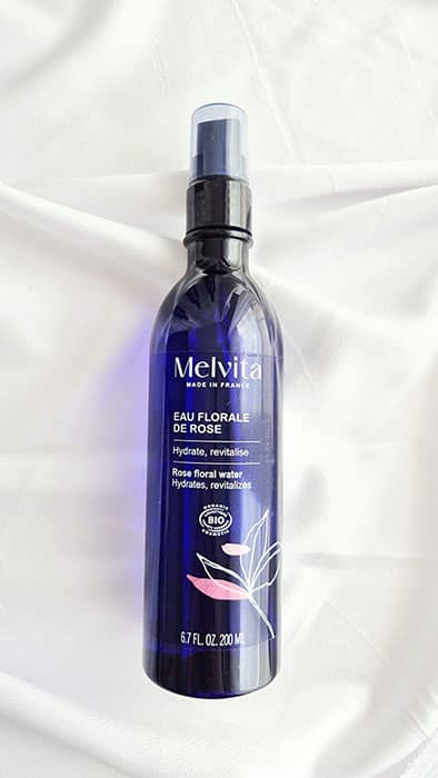 Hydrolat de rose pour le visage utilisé comme soin hydratant naturel