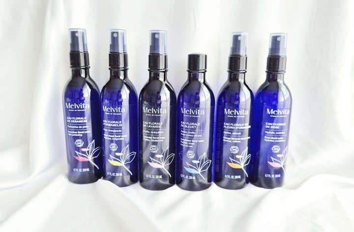 Hydrolats visage bio Melvita en flacons bleus représentant différentes eaux florales pour le soin du visage