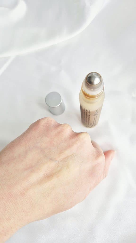 Texture du roll-on anti-imperfections Propolia sur la peau