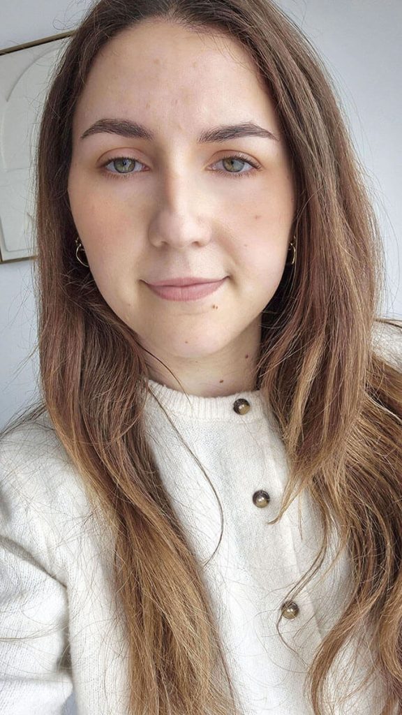 Portrait femme portant le blush Boîte Ronde Bourjois Rose Coup de Foudre n°16 pour un effet bonne mine naturel et lumineux.