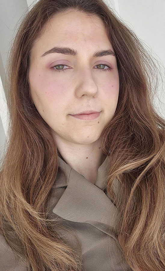 Portrait femme portant le blush Boîte Ronde Bourjois Rose Tendresse n°17 avec un rendu frais et naturel.