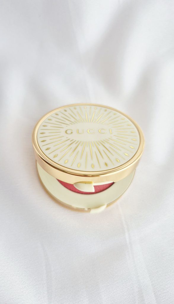Zoom sur le boîtier compact du blush Gucci Glow montrant sa bordure en plastique.