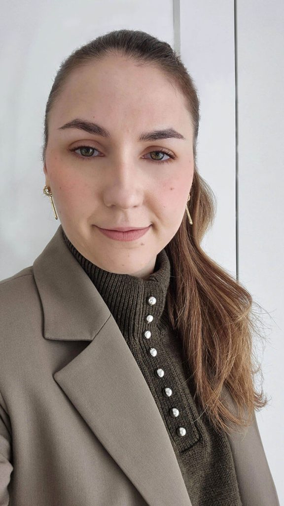 Portrait avec le blush Bourjois petite boîte ronde Blush Rouge Ravissant n°18 appliqué sur peau claire au fini naturel