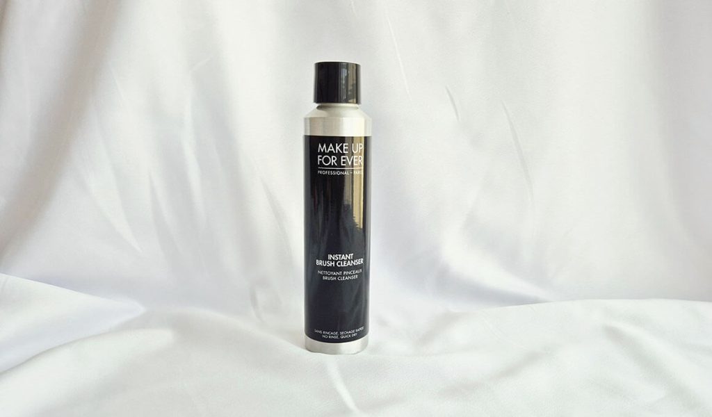 Flacon en métal noir de 140 ml du nettoyant rapide sans rinçage Instant Brush Cleanser de Make Up For Ever.