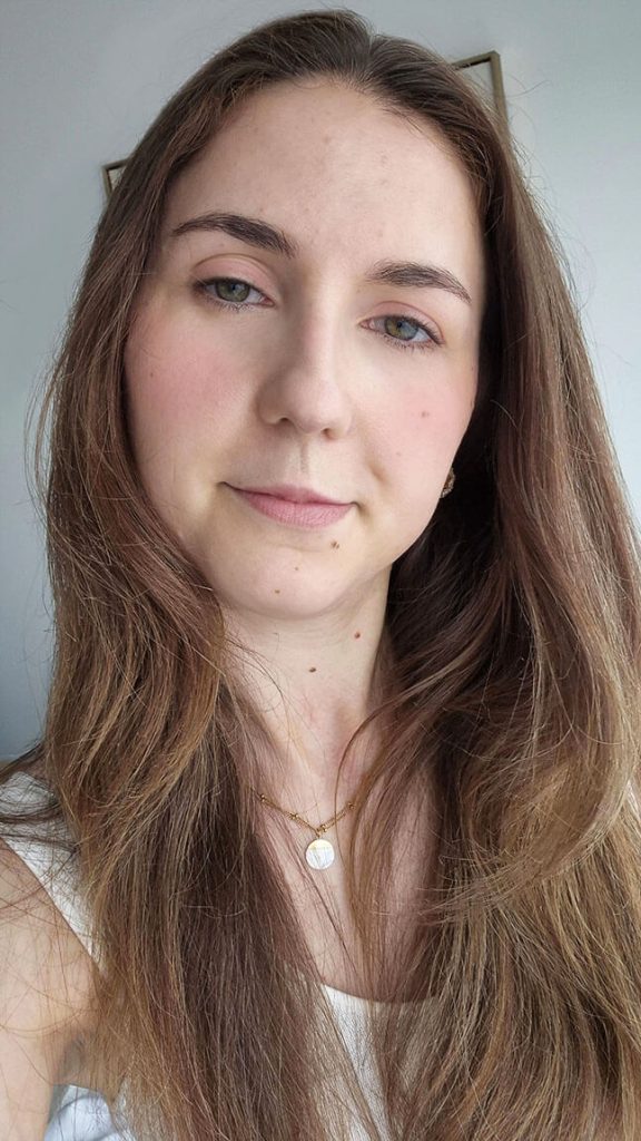 Rendu du Gucci Glow Blush teinte Fresh Coral sur peau claire avec un fini lumineux et naturel