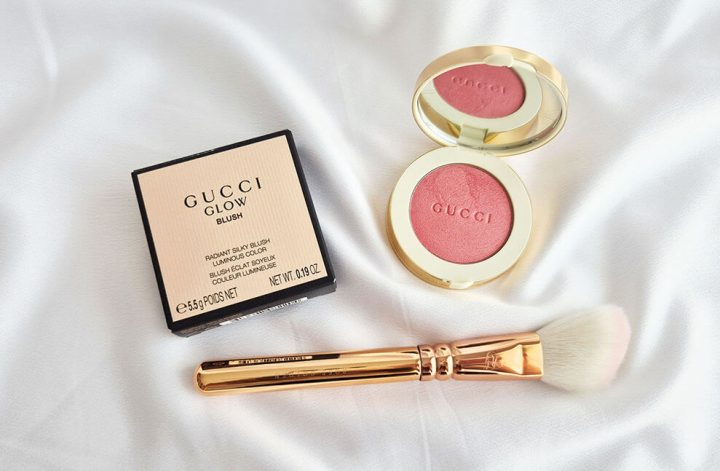 Gucci Glow Blush teinte Fresh Coral avec son packaging ouvert et un pinceau blush sur fond blanc