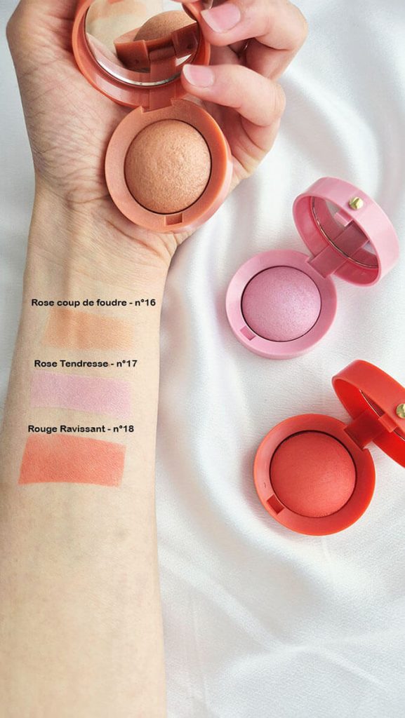 Swatches des blushs Bourjois Little Round Pot Blush Rose coup de foudre 16, Rose Tendresse 17 et Rouge Ravissant 18 sur peau claire