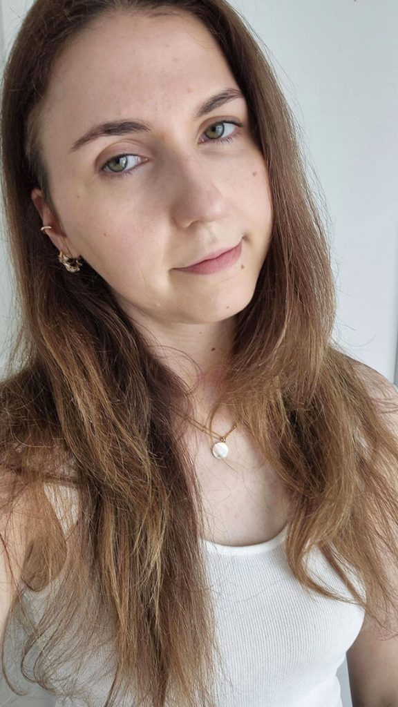 Portrait de face d'une femme claire de peau au visage naturel, sans maquillage.