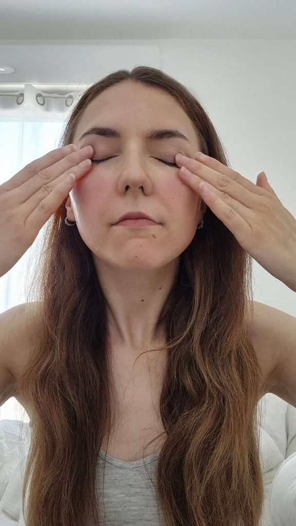 Application du Gel-En-Huile Démaquillant Melvita sur le visage