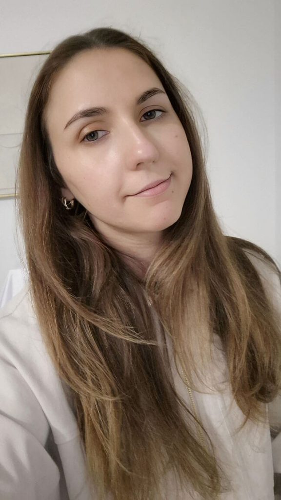 Évolution lumineuse et brillance de la zone T sur peau mixte le soir après avoir porté le fond de teint Dior.