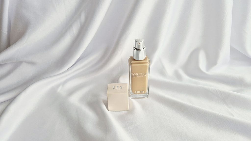 Flacon pompe en verre du Dior Forever Hydra Nude et bouchon siglé en plastique
