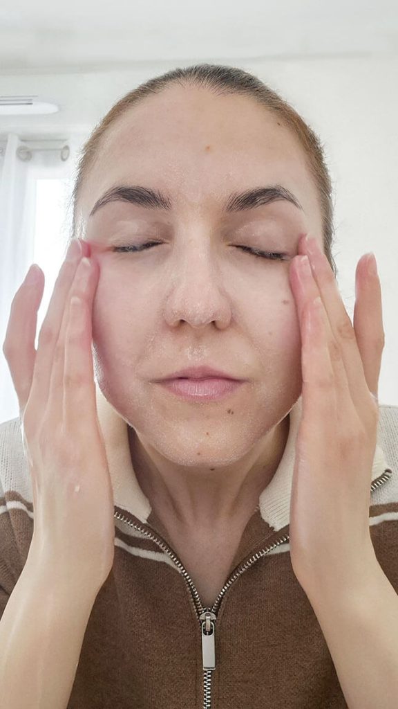 Application du gel démaquillant Melvita dans une routine démaquillage peau mixte