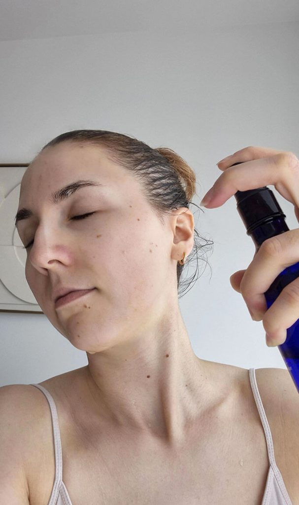 Application d'un hydrolat dans une routine démaquillage peau mixte