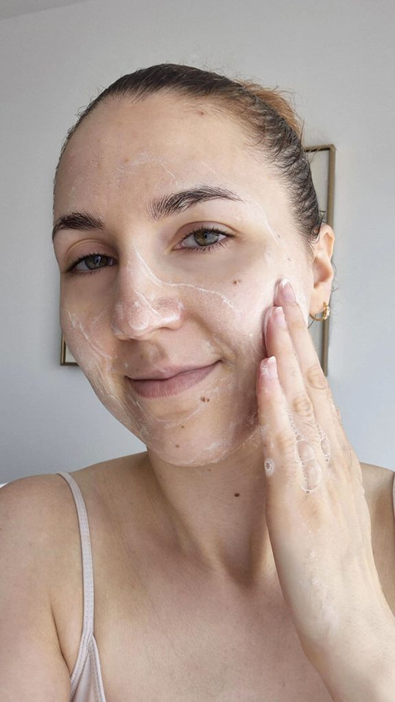 Nettoyage du visage dans une routine démaquillage peau mixte