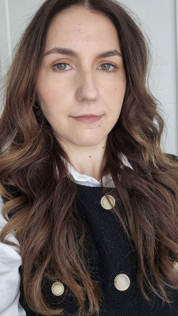 Portrait d'une femme avec un maquillage complet, portant le fond de teint Haus Labs.