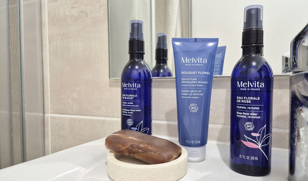 Produits de ma routine démaquillage peau mixte dans ma salle de bain