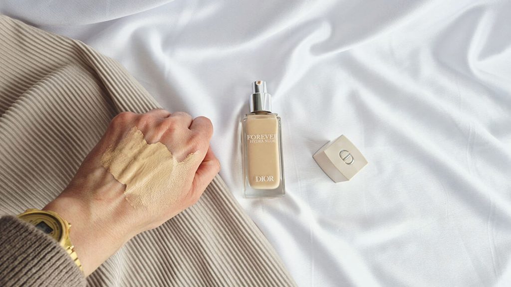 Swatch étalé du fond de teint Dior Forever Hydra Nude en teinte 2N sur le dos de la main.