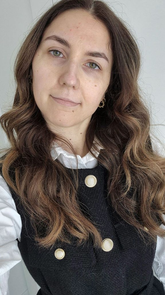 Visage d'une femme à la peau nue sans maquillage avant le test du fond de teint de Lady Gaga, le Haus Labs Triclone foundation.