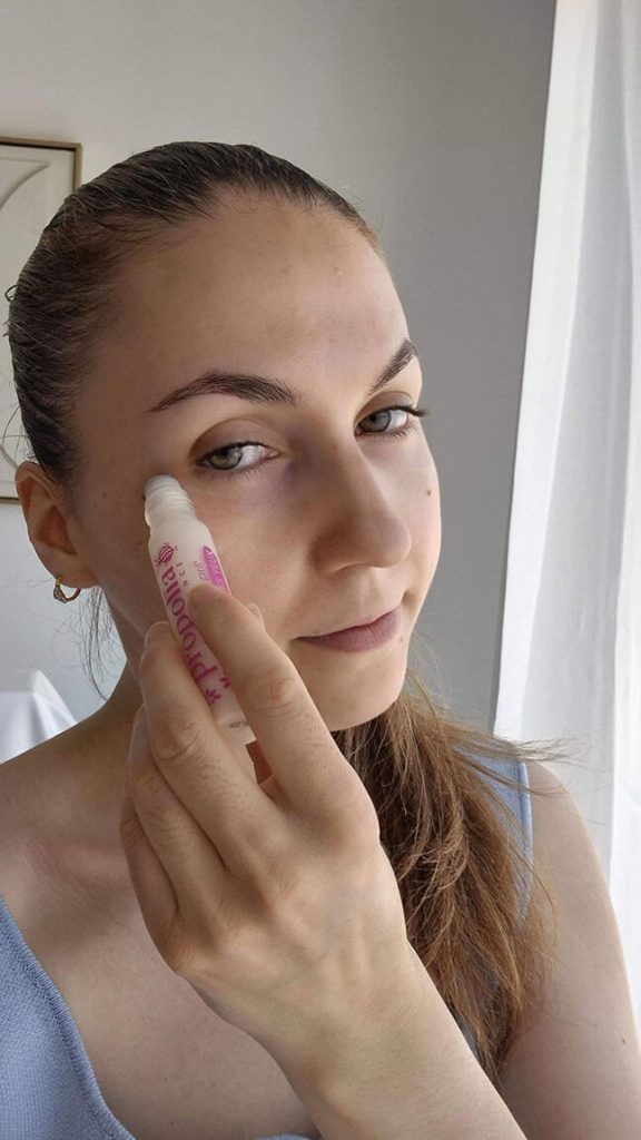 Application du contour des yeux Bio Propolia avec son applicateur roll-on.