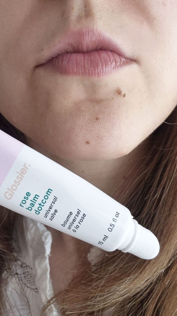 Rendu transparent du Balm Dotcom Glossier sur les lèvres.