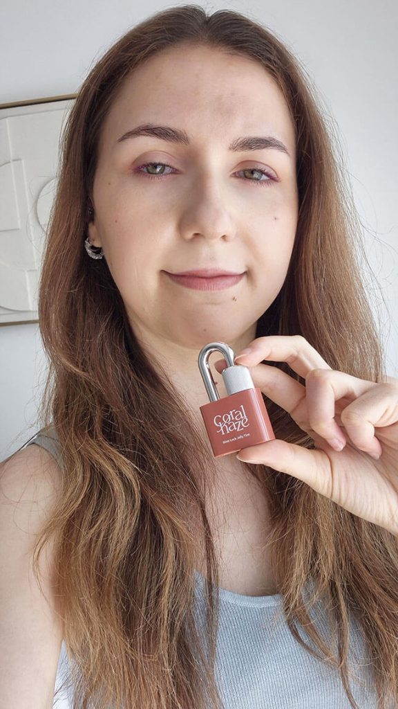 Portrait avec l'application de la teinte favori 104 Caramel du Glow Lock Jelly Tint de Coralhaze.