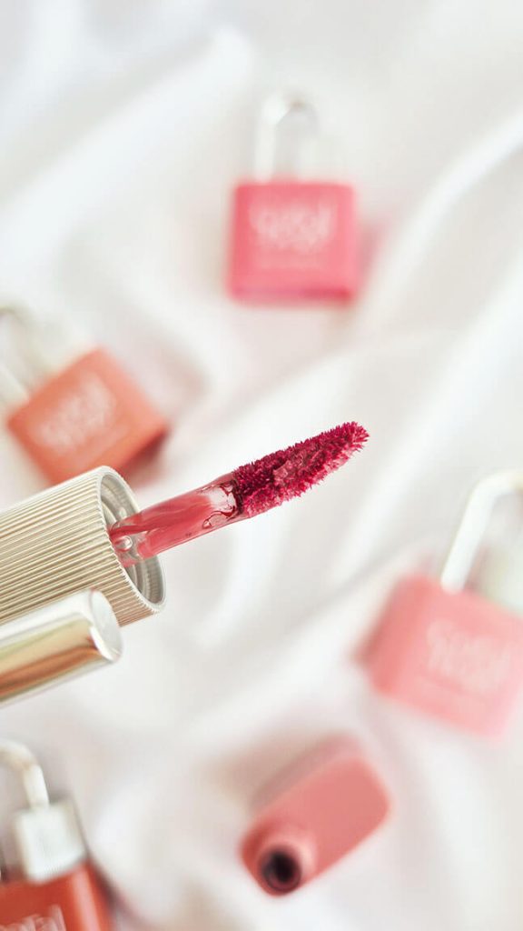 Applicateur du Glow Lock Jelly Tint Coralhaze avec embout en biseau.
