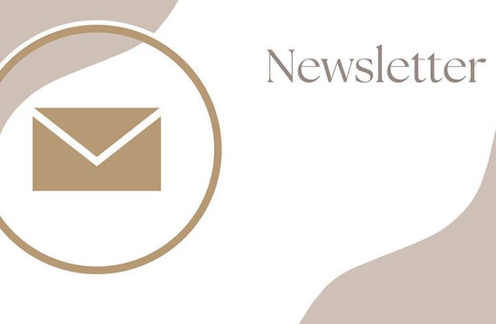Bannière de la newsletter Tatiana Reviews avec une enveloppe illustrée invitant à recevoir les nouveaux articles beauté par e-mail.