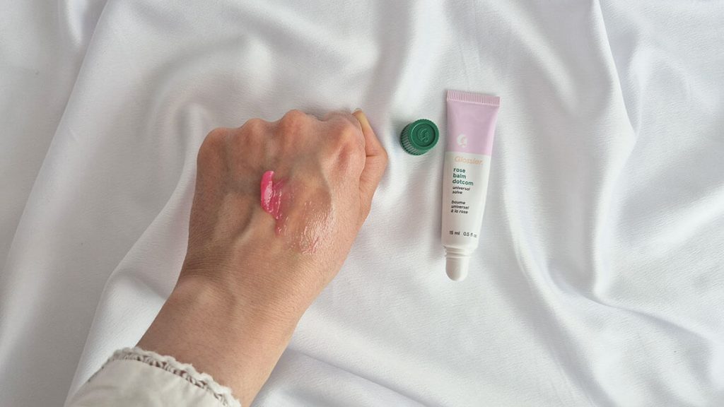 Baume Balm Dotcom Glossier étalé devenant transparent et brillant sur la peau.