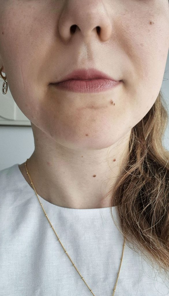 Rendu de la teinte 101 Chou du Glow Lock Jelly Tint de Coralhaze sur les lèvres avec une couleur plus foncée qu'en visuel officiel.