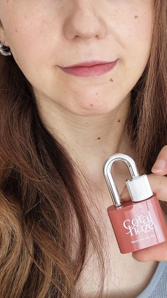 Fini brun rouge foncé et brillant de la teinte 104 Caramel du Glow Lock Jelly Tint de Coralhaze.