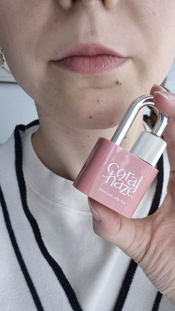 Rendu de la teinte rose froide 107 Poppy du Glow Lock Jelly Tint de Coralhaze, plus foncée en réalité sur les lèvres.