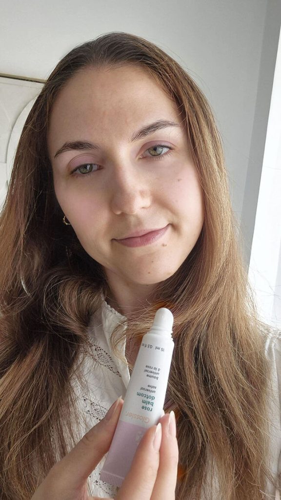 Je tiens le baume à lèvres Balm Dotcom Rose de Glossier pendant mon test.