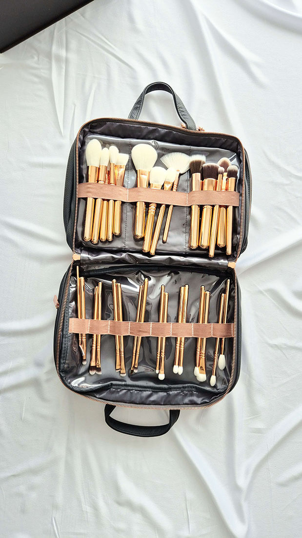 Sac de rangement ouvert dévoilant l'ensemble des 30 pinceaux de maquillage Zoeva Rose Gold