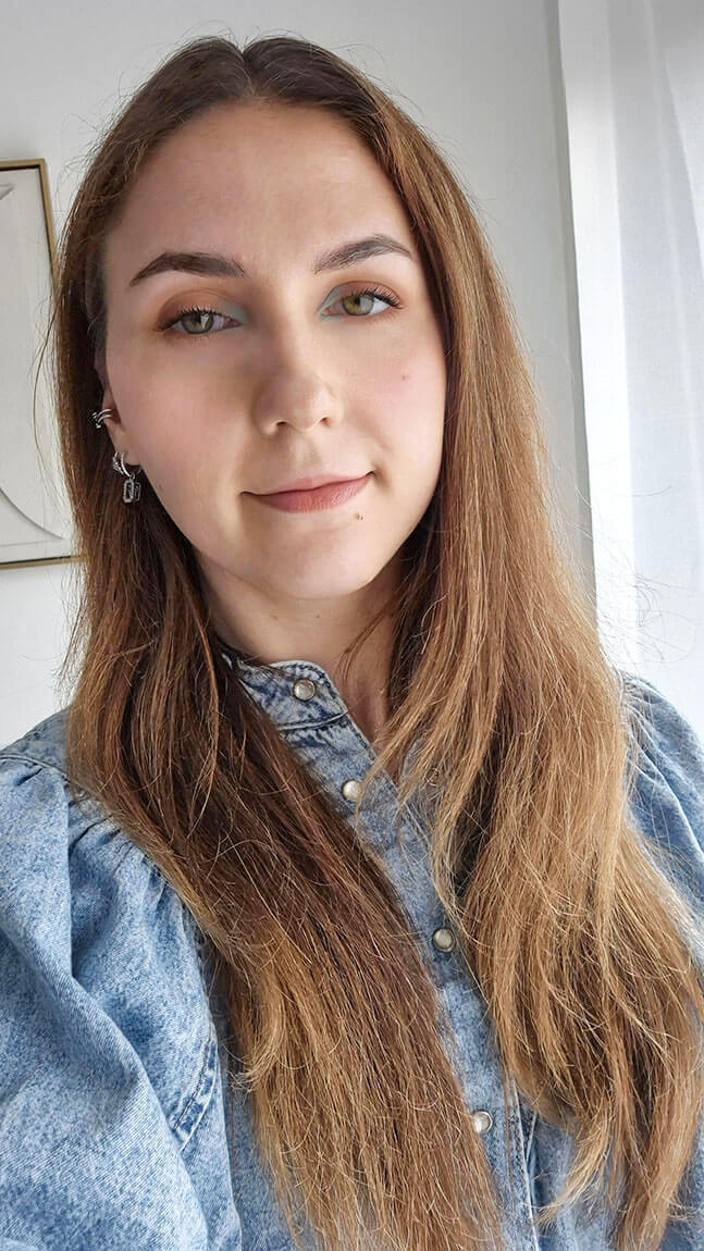 Maquillage des yeux avec le crayon Baby Blue Matte 12H Colorful Sephora appliqué en ras de cils