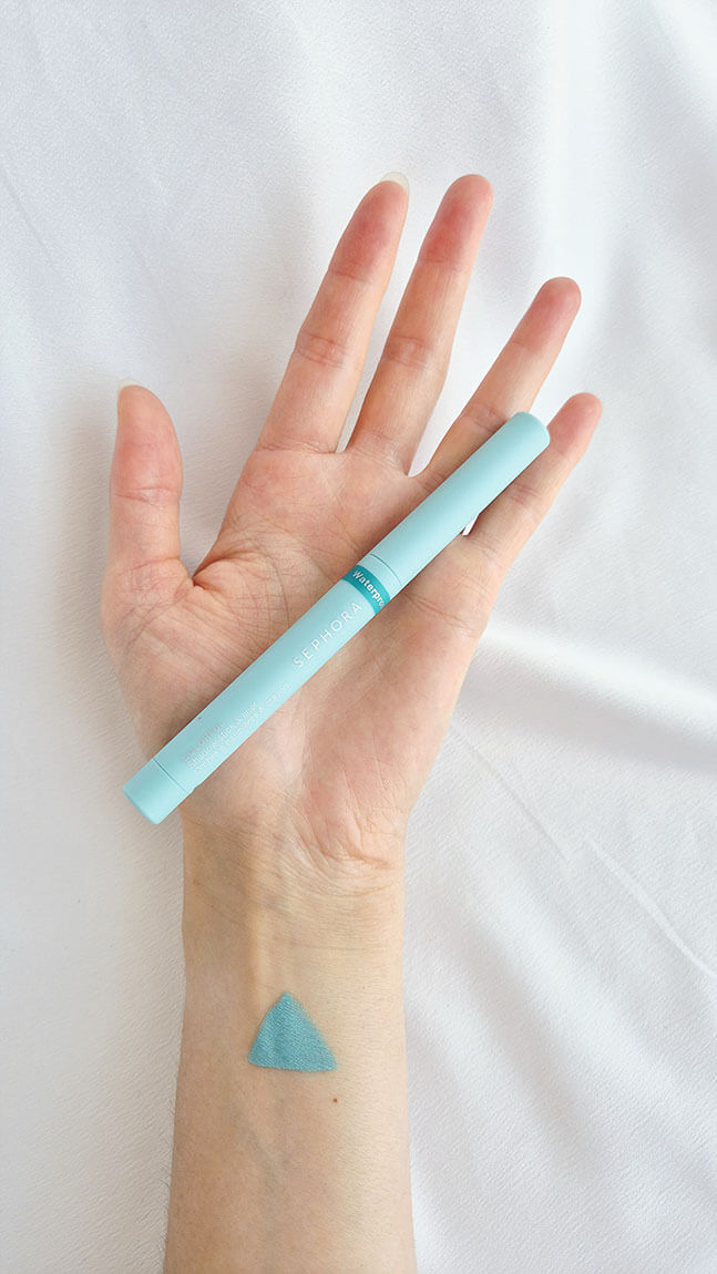 Maquillage de jour avec le crayon Baby Blue Matte 12H Colorful Sephora appliqué en ras de cils