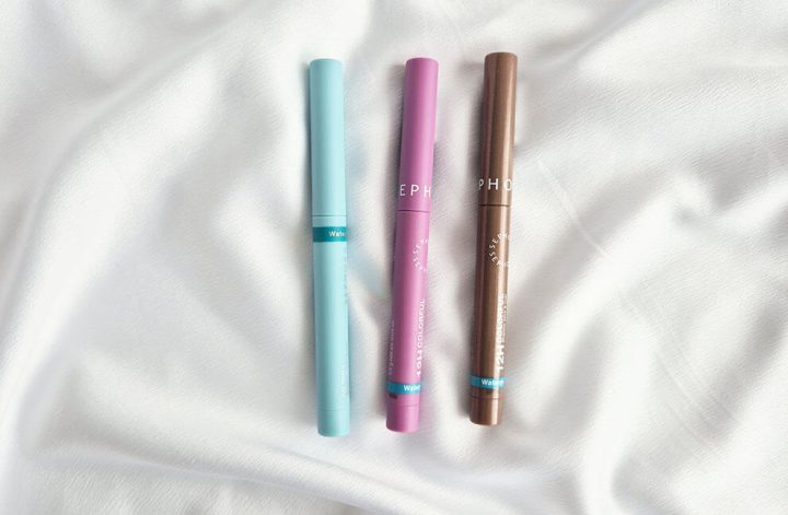Trois crayons 12H Colorful Sephora Collection Baby Blue, Periwinkle et Fawn Shimmer sur fond blanc