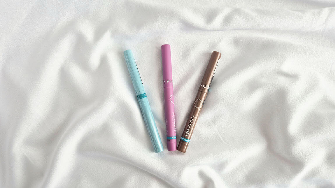 Les trois crayons 12H Colorful Sephora Collection posés à plat sur un tissu satiné blanc