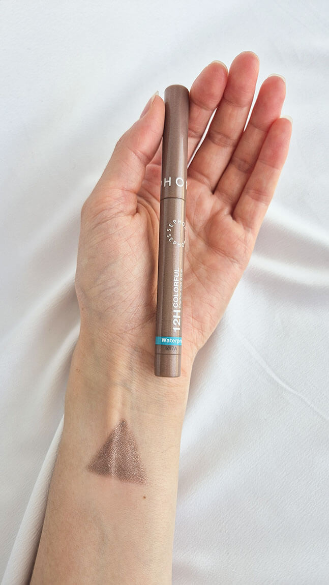 Swatch de la teinte Fawn Shimmer du crayon 12H Colorful Sephora sur peau claire