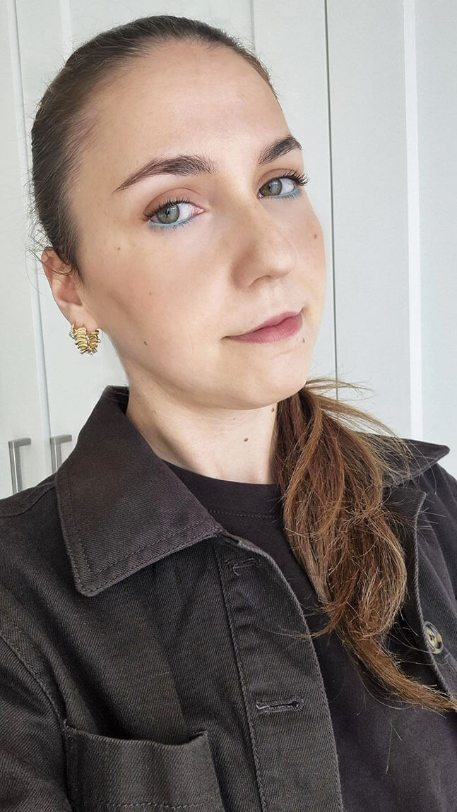Maquillage de jour avec le crayon Baby Blue Matte 12H Colorful Sephora appliqué en ras de cils