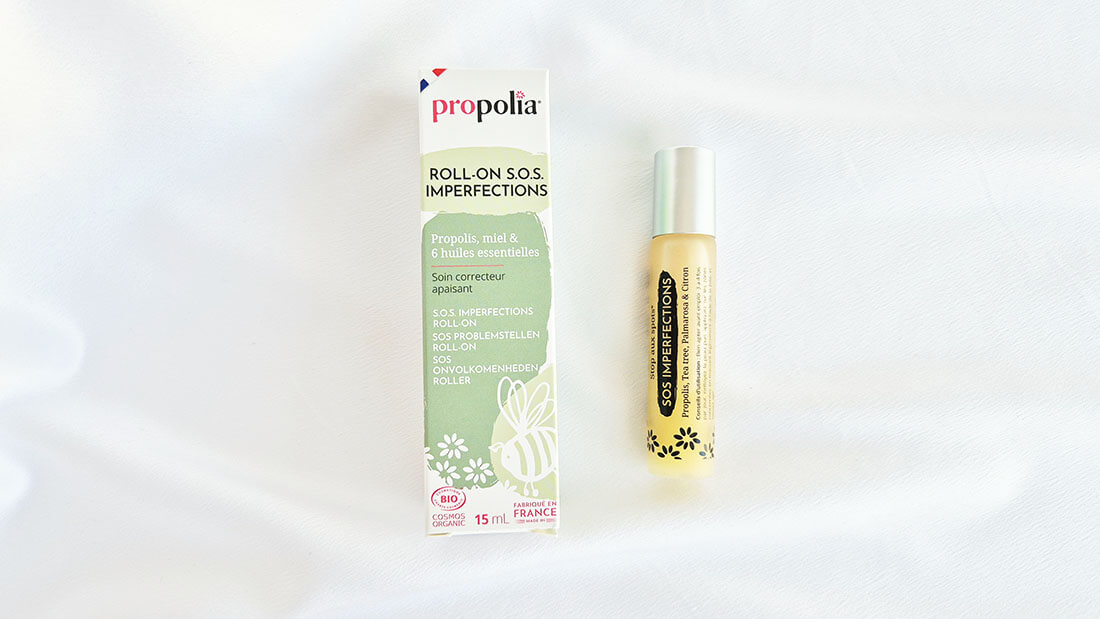 Nouveau packaging du Roll-On SOS Imperfections Propolia avec l’étui et le flacon 15 ml sur fond blanc.
