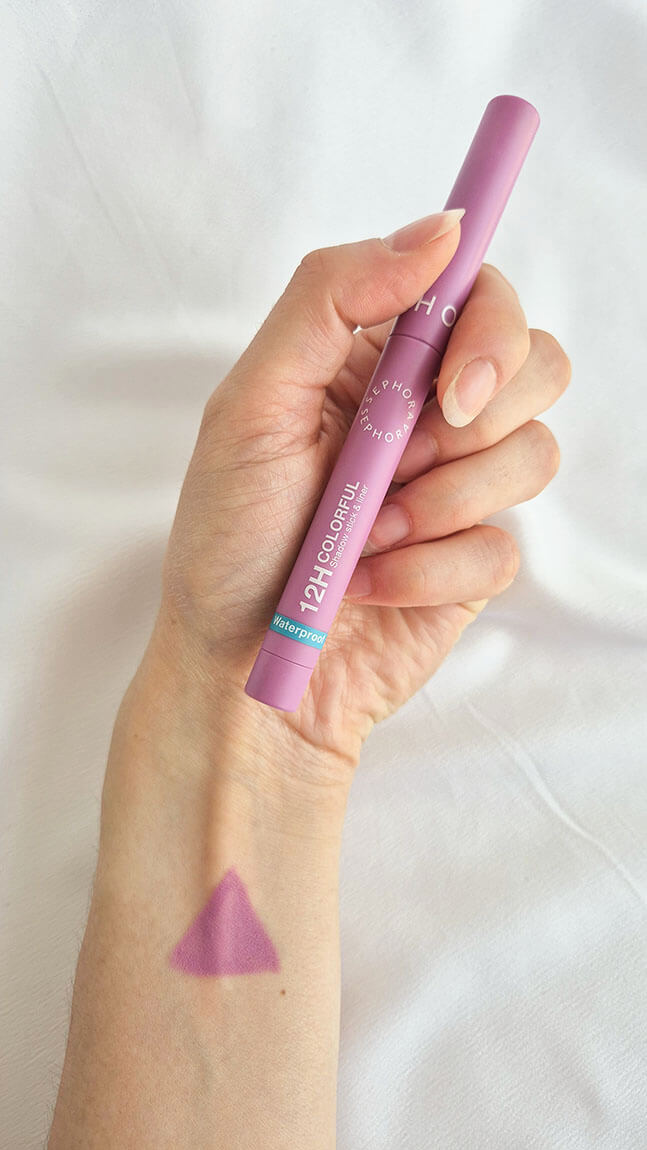 Crayon Periwinkle Matte 12H Colorful Sephora avec swatch violet pastel sur le poignet